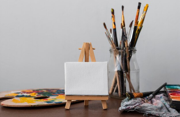 Kunstenaar rekwisieten collectie op tafel