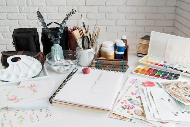 Kunstsamenstelling met aquarellen hoge hoek