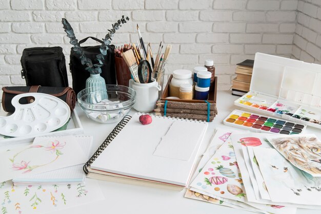Kunstsamenstelling met aquarellen hoge hoek