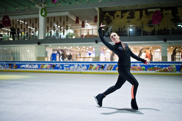 Gratis foto kunstschaatsster vrouw op ijsbaan