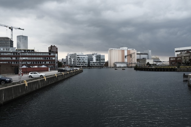 Kuststad met grijze wolken