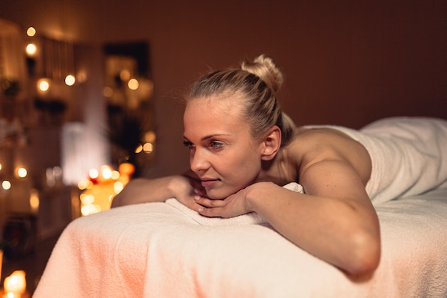 Kuuroord en massageconcept met vrouw