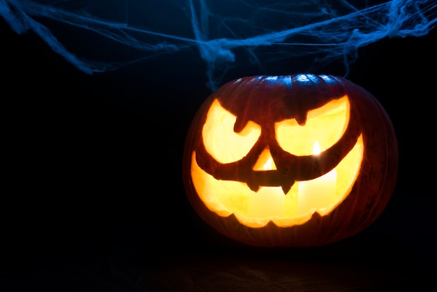 Kwade Halloween-pompoen en spinnenweb