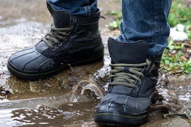 Gratis foto kwaliteit waterdichte laarzen voor close-up bij slecht weer