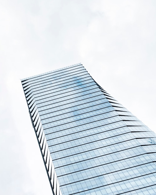 Gratis foto laag hoek hoog gebouwontwerp