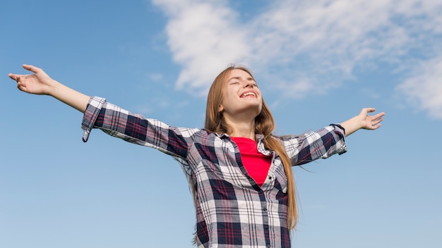 Gratis foto laag hoekmeisje dat geluk uitdrukt