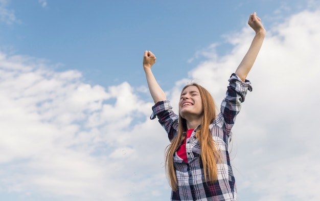 Laag hoekmeisje die van een zonnige dag in openlucht genieten