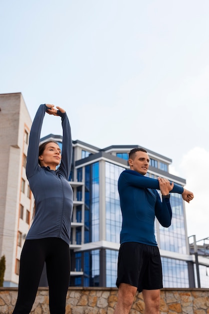 Gratis foto laag hoekpaar dat trainingoefeningen doet