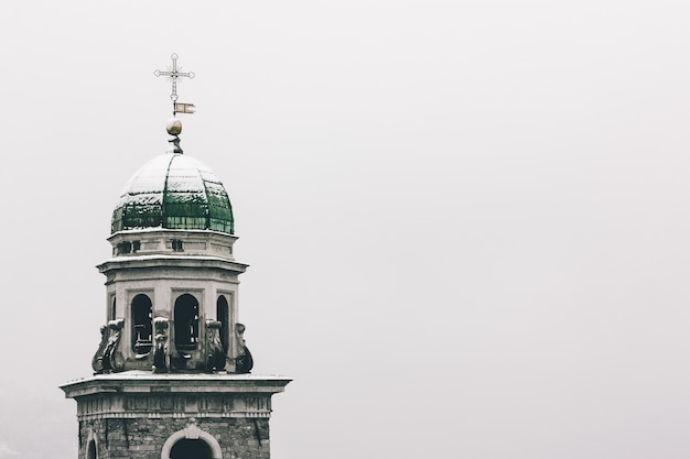 Laag hoekschot van de kerk van Abbondio, vastgelegd in de winter in Gentilino, Zwitserland