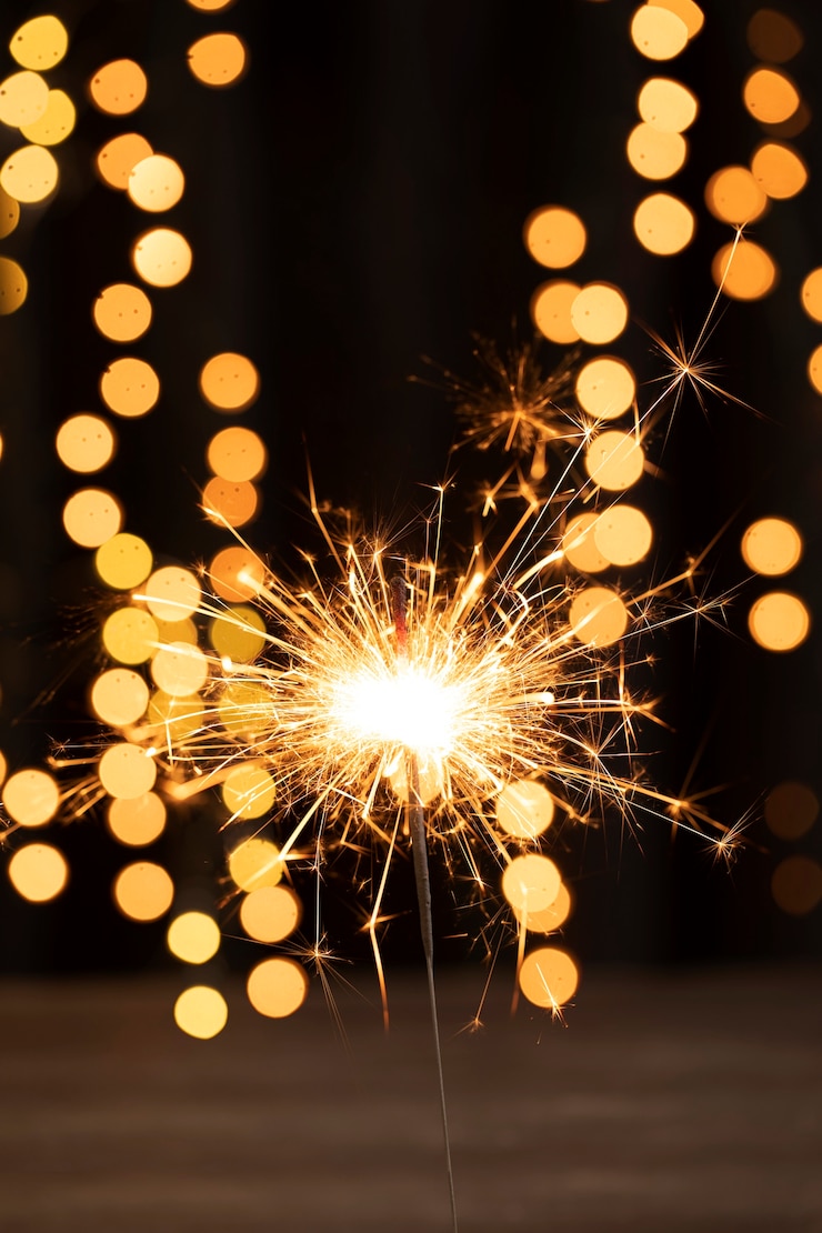 Gratis Foto laag hoekvuurwerk op de nacht van de nieuwjaarverjaardag
