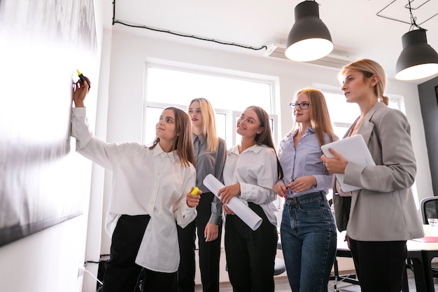 Laag hoekwijfje op het werkbrainstormingstijd