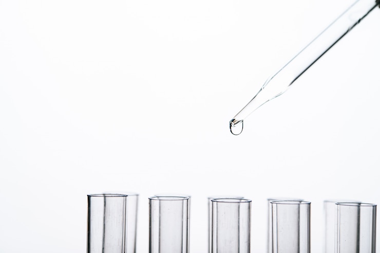 Gratis Foto laat de chemische stof in het bekerglas vallen