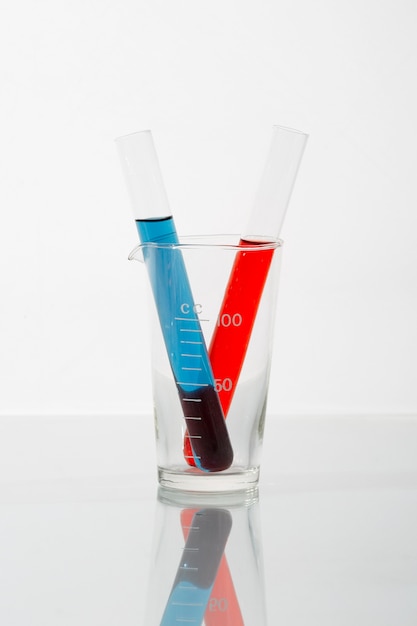Lab glaswerk met blauwe en rode vloeistof in glas