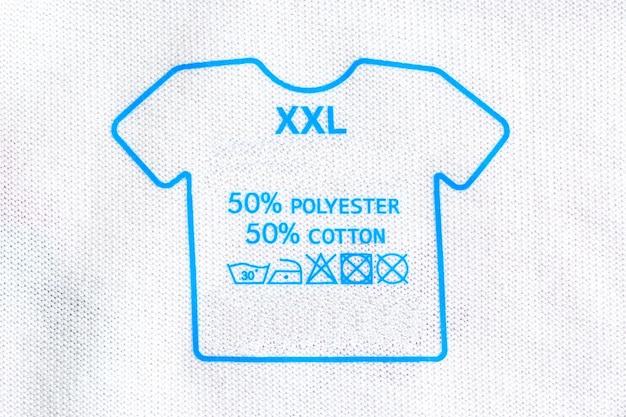 Label met wasvoorschriften voor wasvoorschriften op t-shirt