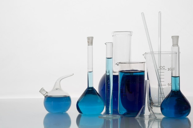 Laboratoriumglaswerk met blauw vloeibaar stilleven