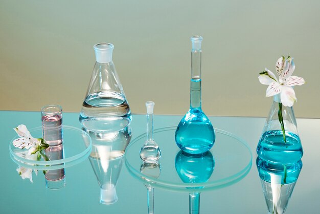 Laboratoriumglaswerk met blauwe vloeistofopstelling