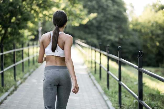 Lach volwassen volwassen lopende mensen vrouw