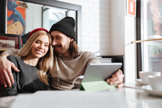 Lachen Hipsters met tablet pc