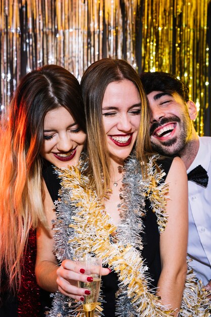 Lachen vrienden op 2018 vieringen
