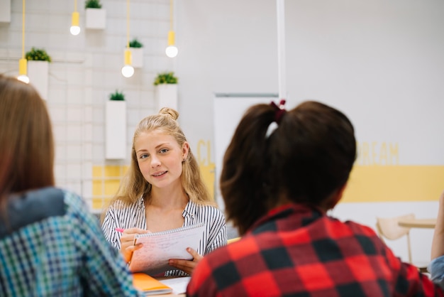 Gratis foto lachend meisje in het college met klasgenoten