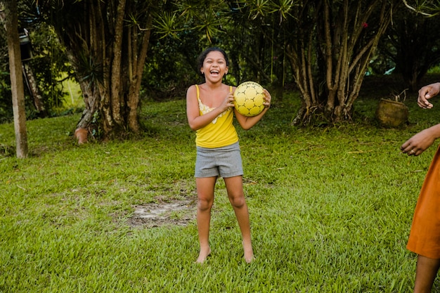 Gratis foto lachend meisje met bal
