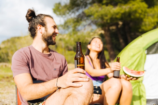 Lachend paar op picknick