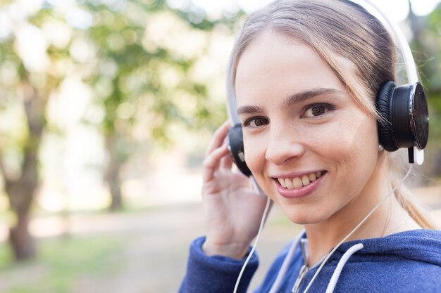 Lachend tiener dragen van een koptelefoon