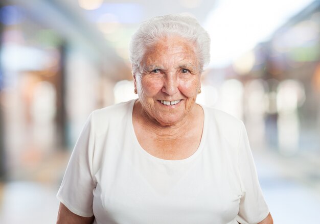 Lachende ederly vrouw vooraan