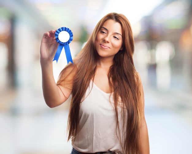 Lachende jonge vrouw met een medaille