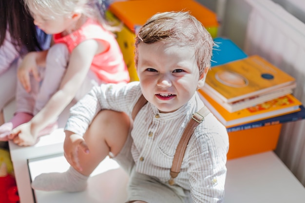 Lachende jongen poseren op camera