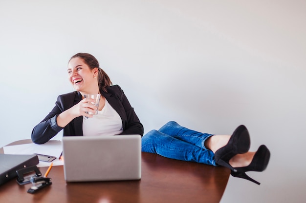 Gratis foto lachende kantoormedewerker drinkwater