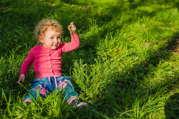 Lachende kleine jongen buitenshuis