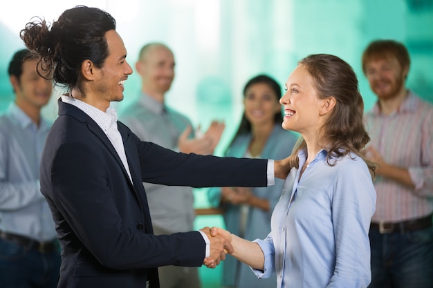 Lachende man feliciteren collega