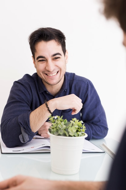 Gratis foto lachende man sprekend aan collega