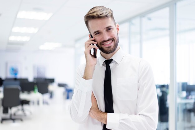 Lachende man te praten op zijn smartphone