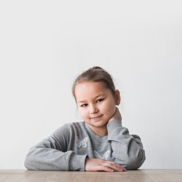 Gratis foto lachende meisje poseren