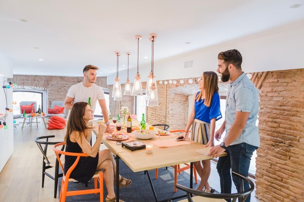 Lachende mensen aan tafel