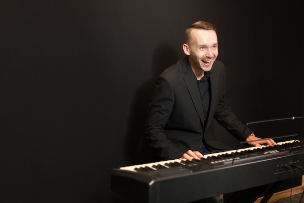 Gratis foto lachende pianist