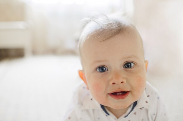 lachende schattige baby met blauwe ogen