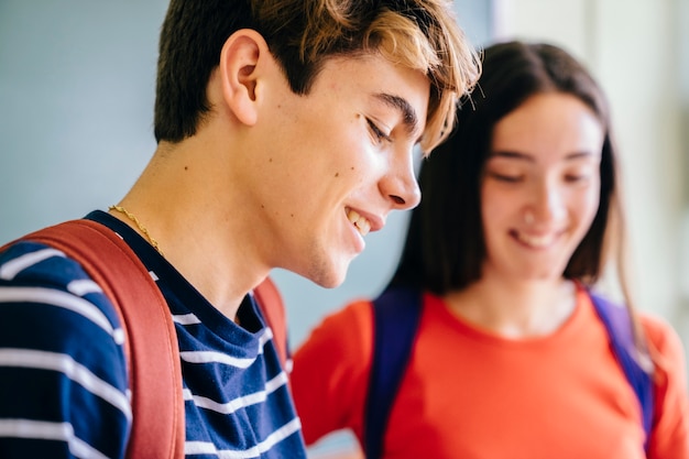 Gratis foto lachende schoolkinderen