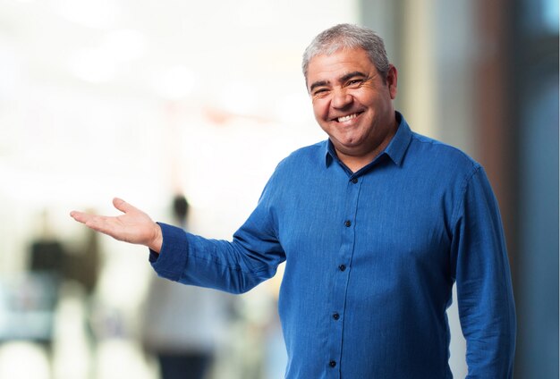 Lachende senior man uitnodigend in te voeren