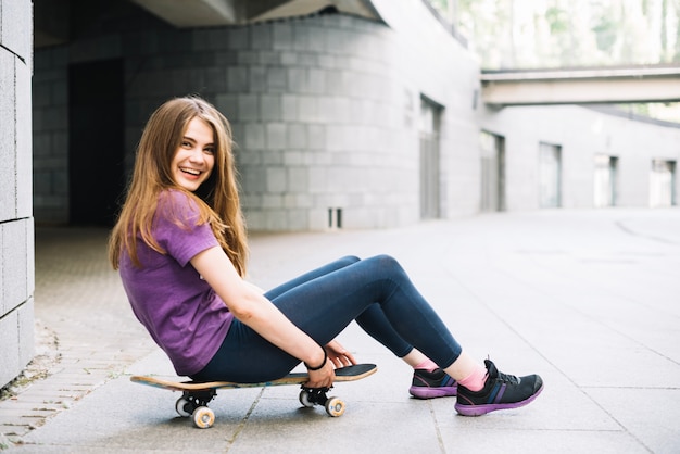 Gratis foto lachende tiener op skateboard