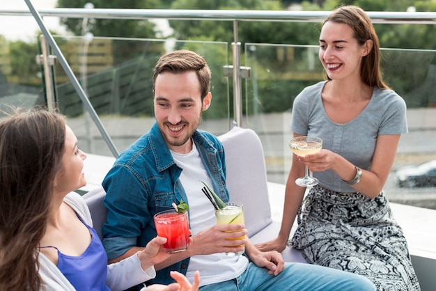 Lachende vrienden op een terrasfeestje