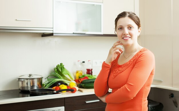 Lachende vrouw in huishoudelijke keuken