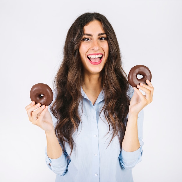 Gratis foto lachende vrouw met donuts