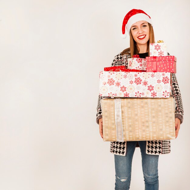 Lachende vrouw met presenteert