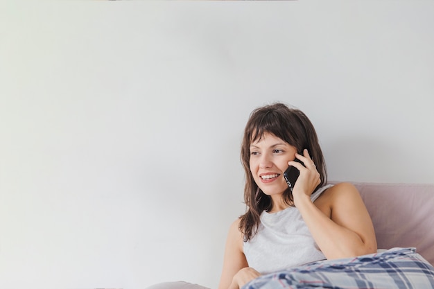 Lachende vrouw praten over de telefoon