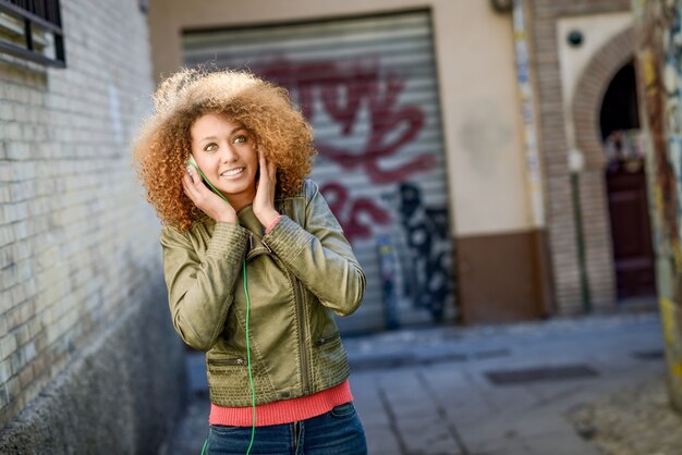 Gratis foto lachende vrouw praten over haar telefoon