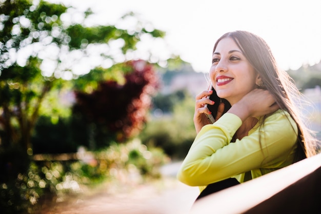 Lachende vrouw praten telefoon