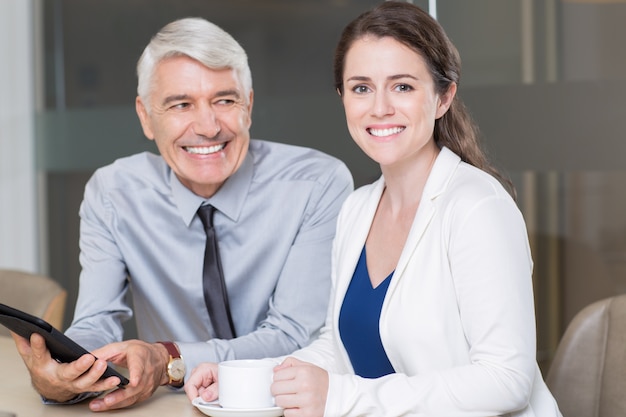 Gratis foto lacht business mensen die vergadering in cafe